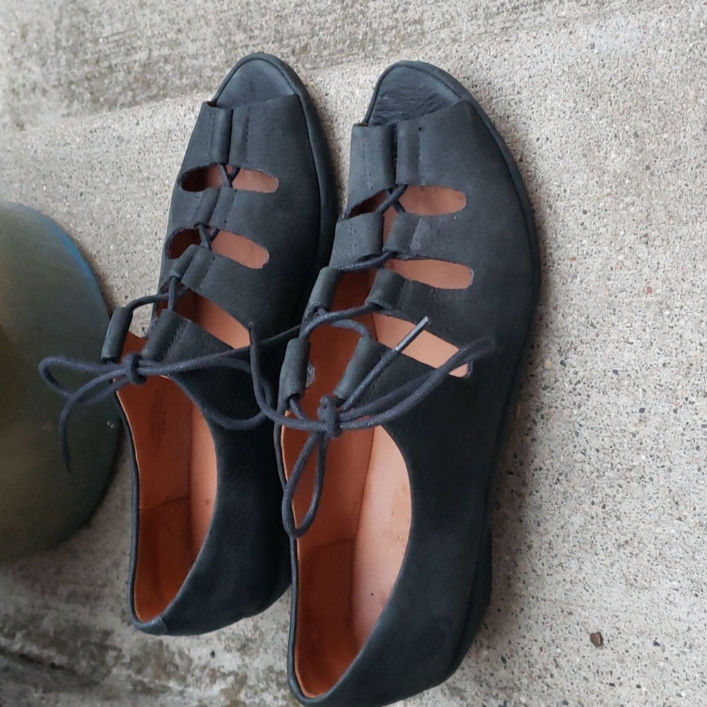 Almost New! Gentle Souls Vally Lily lace-up wedge sandal in black 7.5.